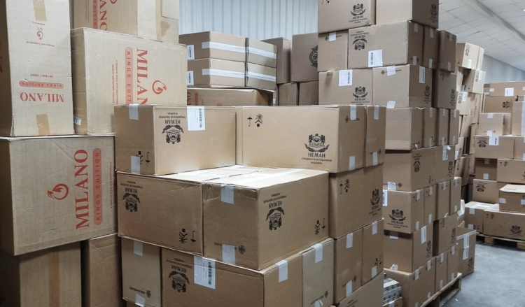 Cigarrillos extranjeros no declarados decomisados en almacén de San Petersburgo.