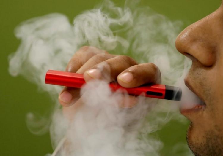 Malasia llega a acuerdo para permitir cigarrillos electrónicos, a pesar de preocupaciones por el contrabando.