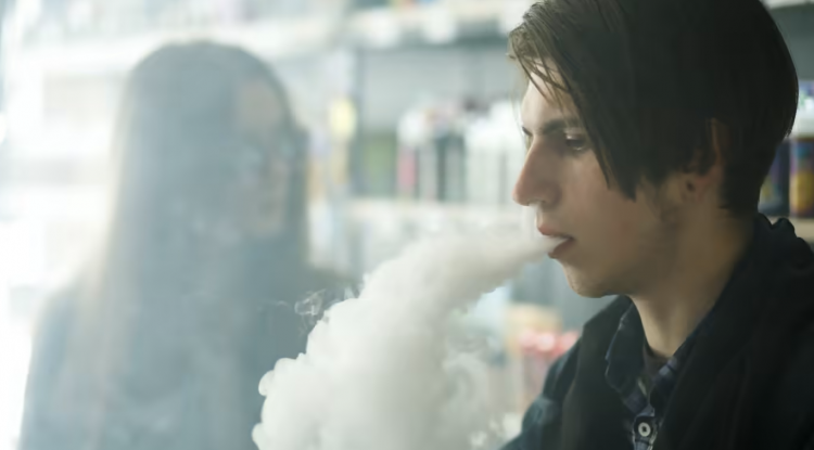 Aumento rápido en el uso de cigarrillos electrónicos entre los adolescentes en Inglaterra.