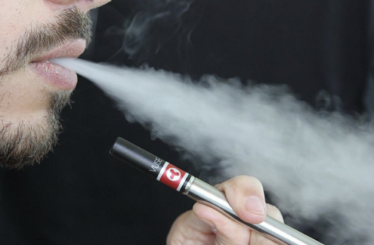 La policía incauta dispositivos de cigarrillos electrónicos a menores en Reino Unido.