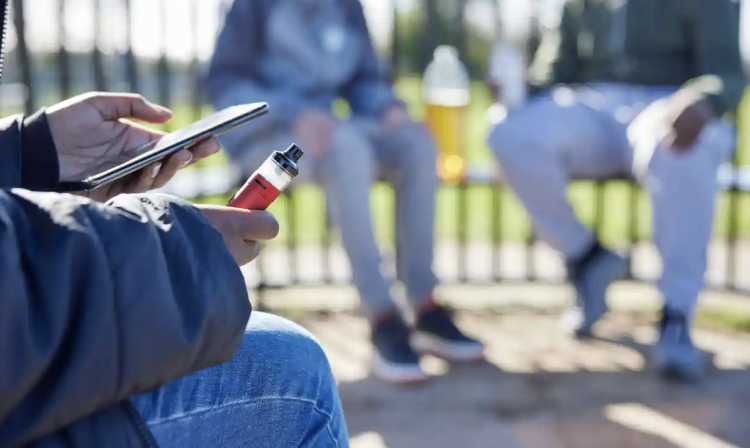 Australia está fortaleciendo las regulaciones para combatir el uso de cigarrillos electrónicos entre los jóvenes.