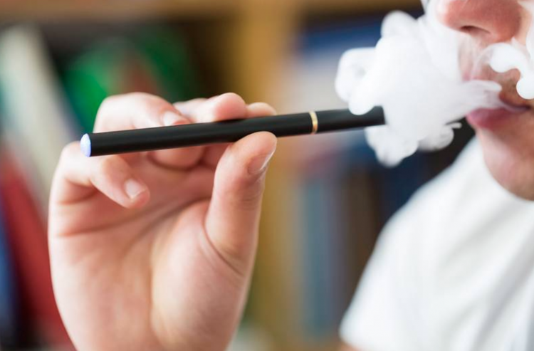 Nueva Zelanda propone regulaciones para abordar el aumento del consumo de cigarrillos electrónicos en adolescentes.