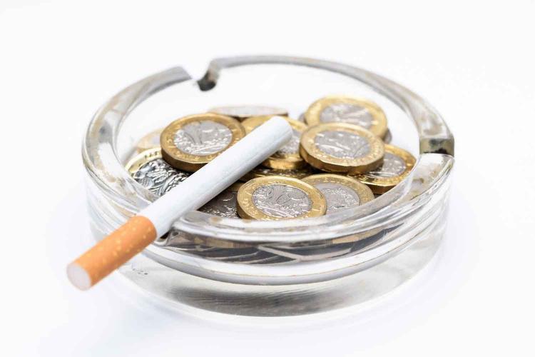 Estudio muestra que los escoceses pobres gastan un tercio de sus ingresos en tabaco.