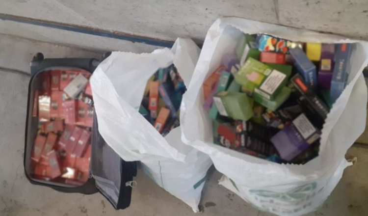Las Aduanas Turcas confiscan piezas y dispositivos de cigarrillos electrónicos.