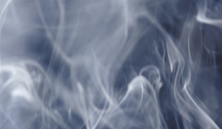 Cigarrillos electrónicos ilegales decomisados en una operación contra los estándares comerciales en el Reino Unido.