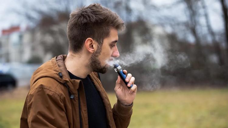 La policía incauta vapeadores ilegales por valor de £17,500.