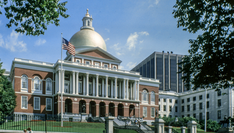 Massachusetts sufre pérdidas millonarias debido al contrabando de cigarrillos electrónicos.