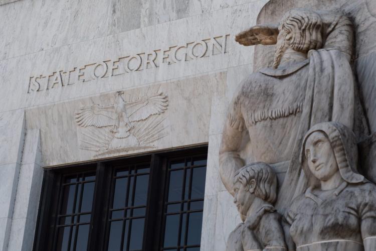 Legisladores de Oregón proponen prohibir los productos de tabaco con sabor.