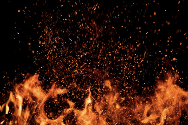 Camboya destruye 7,200 paquetes de cigarrillos electrónicos confiscados.