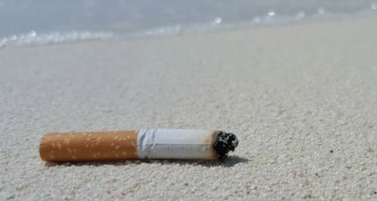 España exige a las compañías tabacaleras que paguen por la limpieza de colillas de cigarrillos.