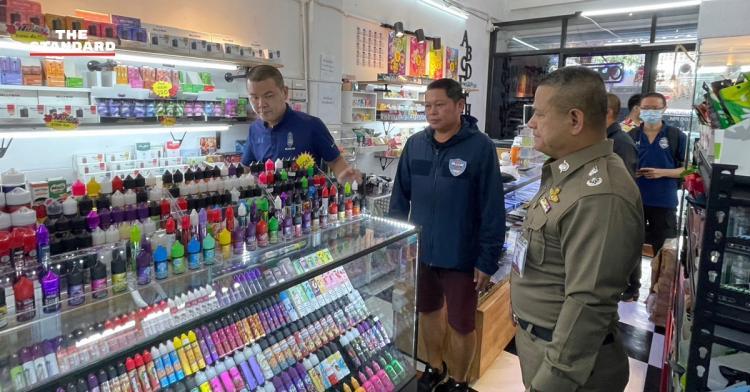 Venta ilegal de cigarrillos electrónicos descubierta en Bangkok.
