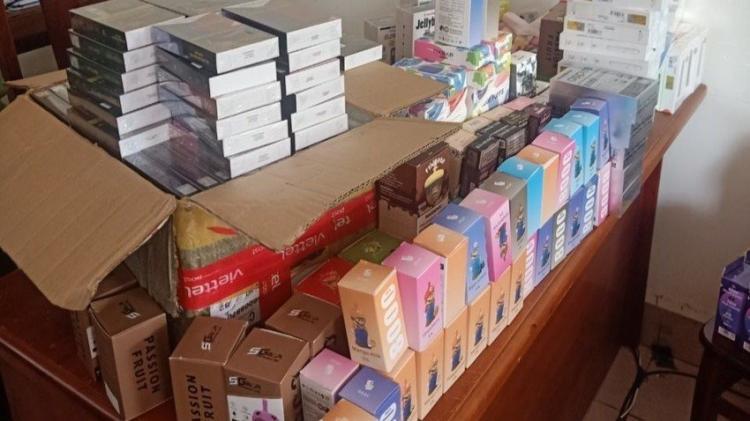 Confiscación de cigarrillos electrónicos en la ciudad de Taiping, Vietnam
