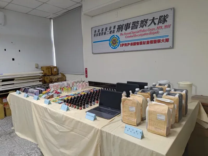 La policía de Taiwán incauta 24.000 botellas de líquido electrónico ilegal.