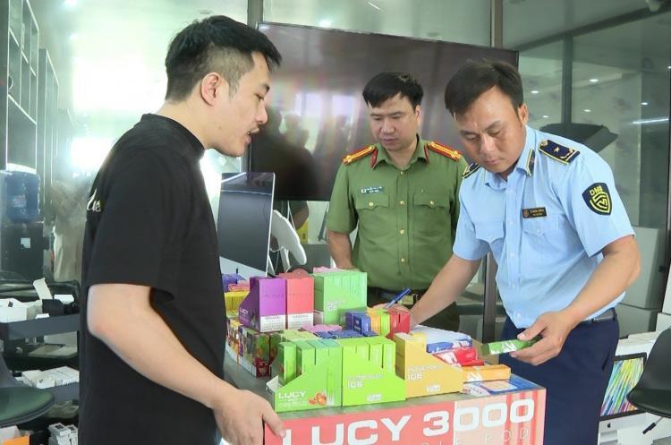 Las autoridades vietnamitas confiscan 600 productos y accesorios ilícitos de cigarrillos electrónicos.