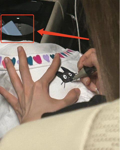 Miembros de Fromis_9 son captados usando Vape