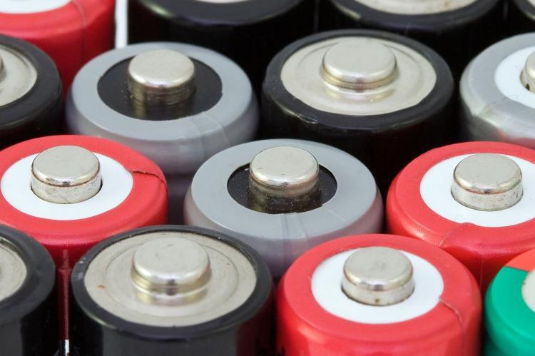 A British youth creates an electric scooter from e-cigarette batteries