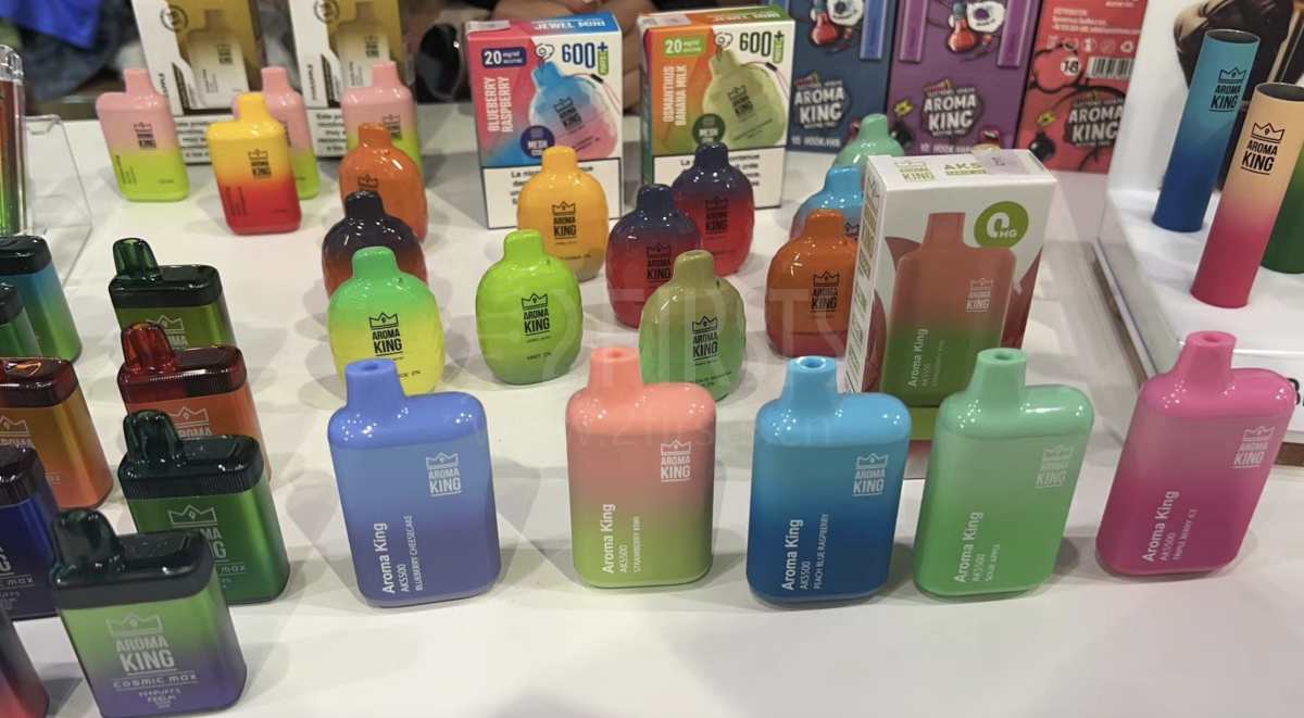 Pequeñas cigarrillos electrónicos exhibidos en Inter-Tabac