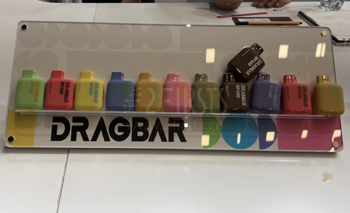 Pequeñas cigarrillos electrónicos exhibidos en Inter-Tabac