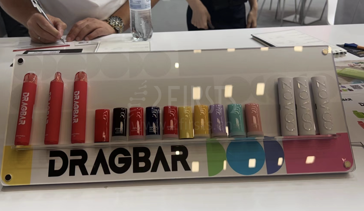 Pequeñas cigarrillos electrónicos exhibidos en Inter-Tabac