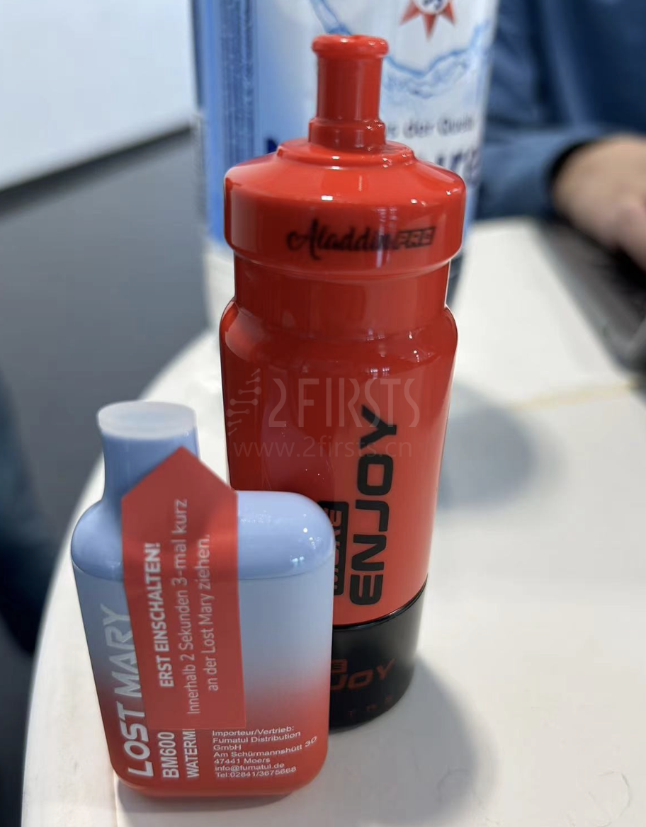 Pequeñas cigarrillos electrónicos exhibidos en Inter-Tabac
