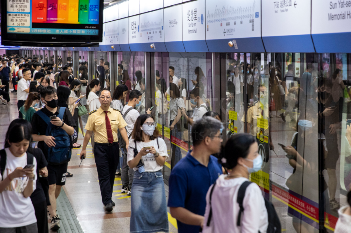 广州拟立法:地铁内禁止吸电子烟 违者处五十元罚款