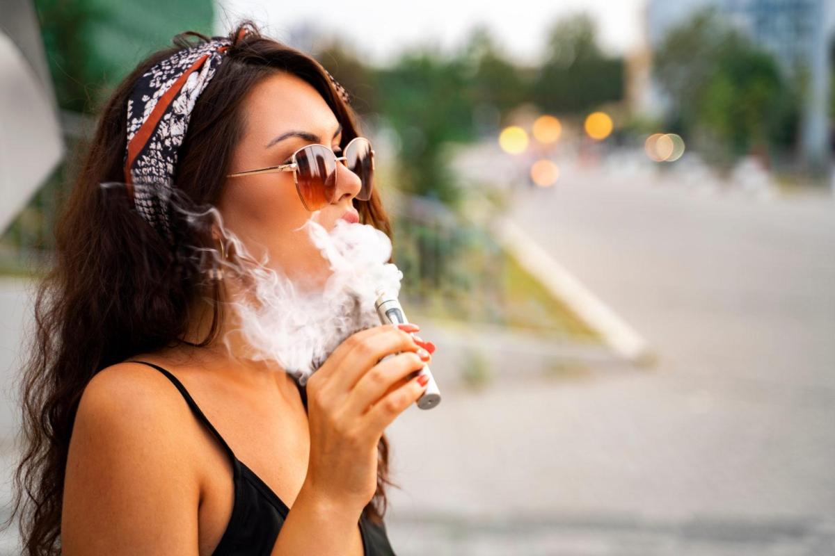 Aumento de la popularidad de los cigarrillos electrónicos entre los jóvenes brasileños.