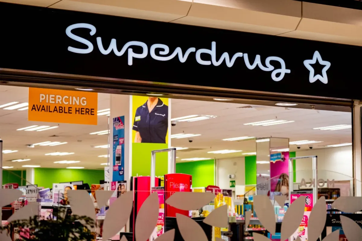 Superdrug retira los cigarrillos electrónicos desechables de las tiendas en el Reino Unido e Irlanda.