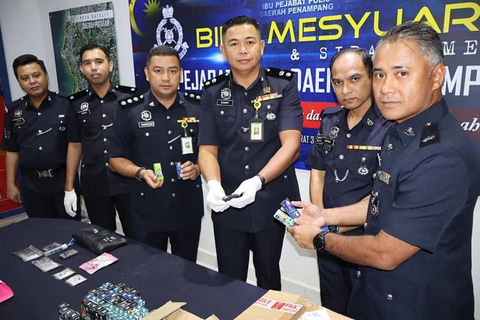 4 hombres son arrestados por venta ilegal de cigarros electrónicos con marihuana.