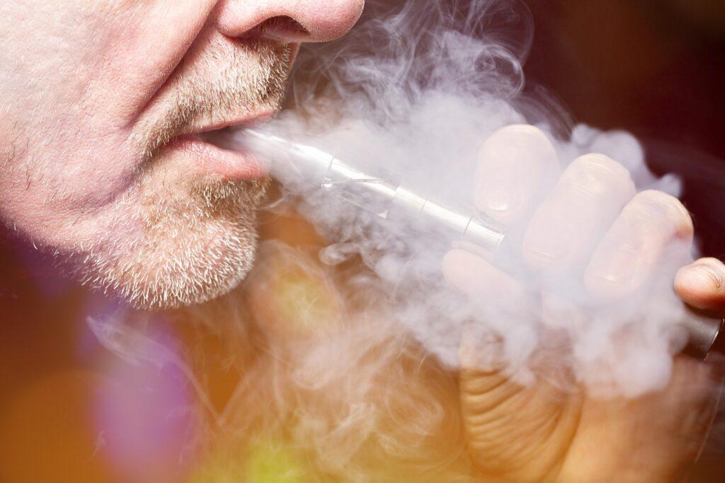 El diputado irlandés llama a una regulación más estricta sobre las ventas de cigarrillos electrónicos.