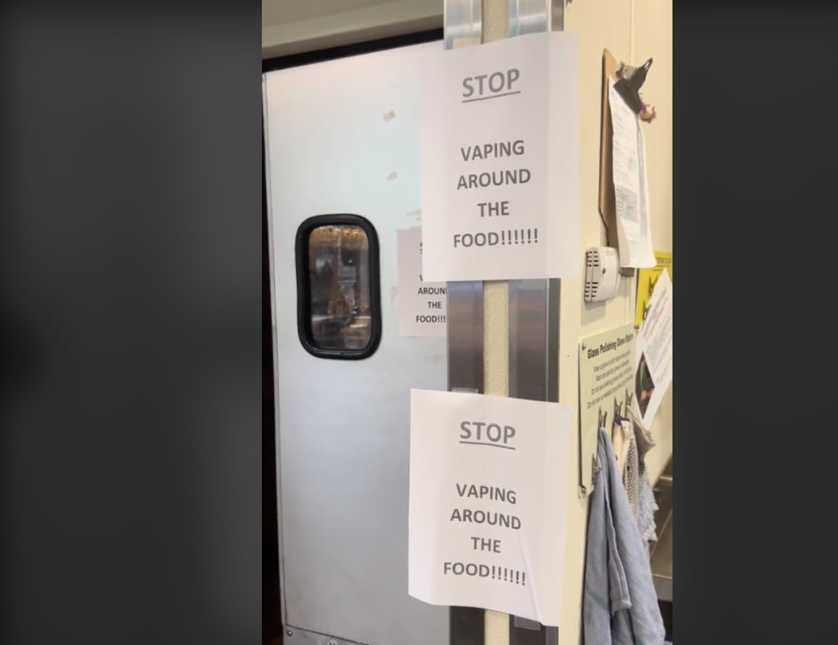 必须禁止用餐时抽电子烟?餐厅一幕引发网友热议