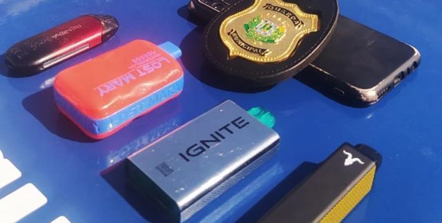 接到学校职工举报 巴西警方在两校查获电子烟