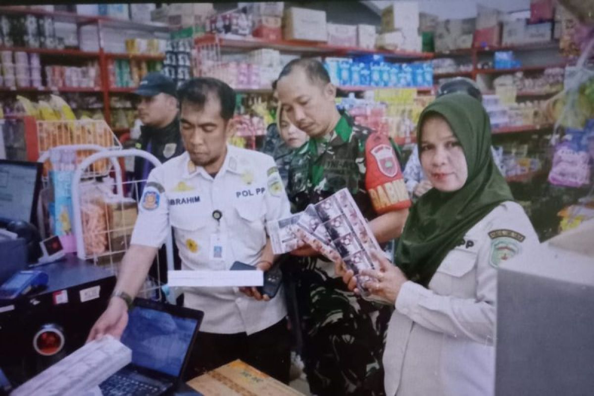 Exitosa incautación de cigarrillos ilegales en el condado de East Luwu, Indonesia.