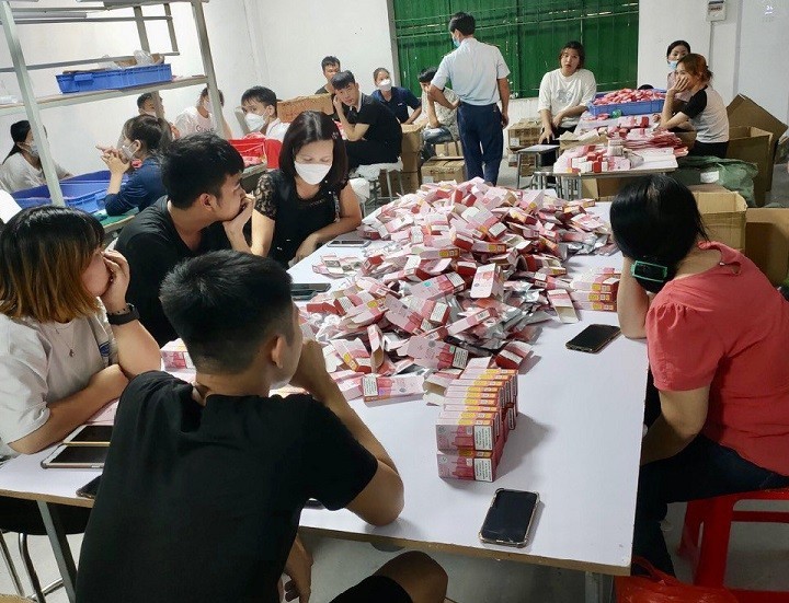 Autoridades de Vietnam confiscan más de 100,000 productos de cigarrillos electrónicos ilegales.