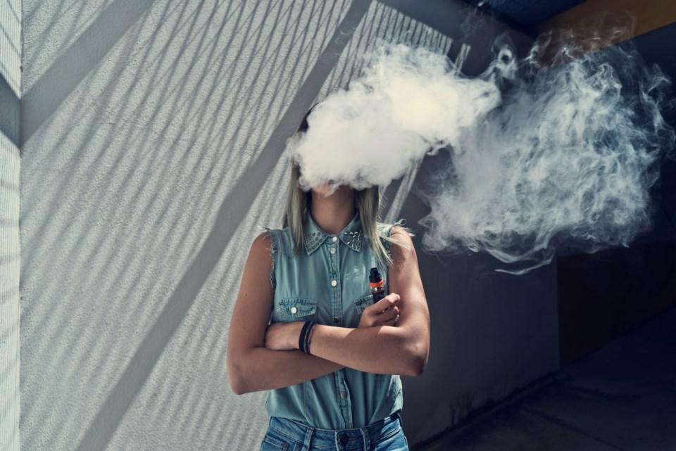 Tendencia creciente de uso de cigarrillos electrónicos entre los jóvenes tailandeses.