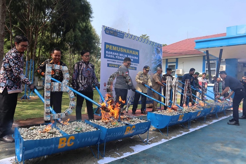 Aduanas de Indonesia destruye 1,086,950 productos de tabaco ilícitos.