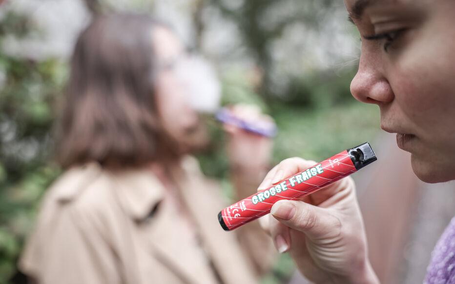 2FIRSTS | Proposed Ban On Disposable E-cigarettes In French Parliament