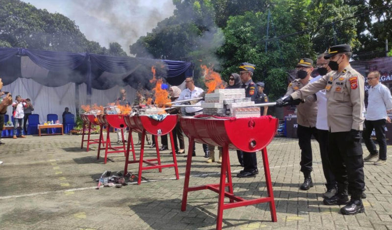 Aduanas de Indonesia destruye millones de cigarrillos y alcohol.