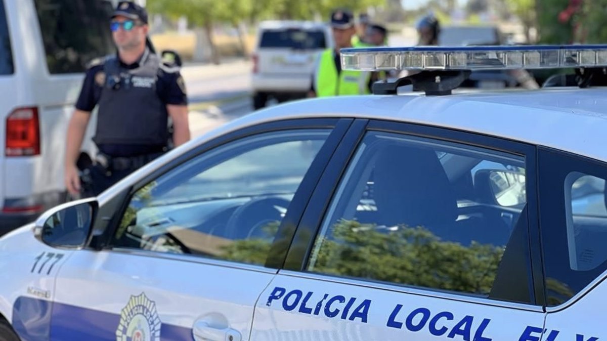 La Policía arresta a un sospechoso con más de 300 plantas de marihuana en Elche, España.