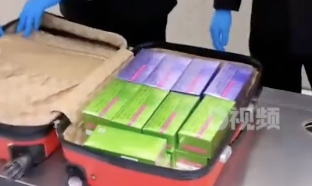 Aduanas del Aeropuerto de Shanghai Pudong incauta 7600 cápsulas de cigarrillos electrónicos.
