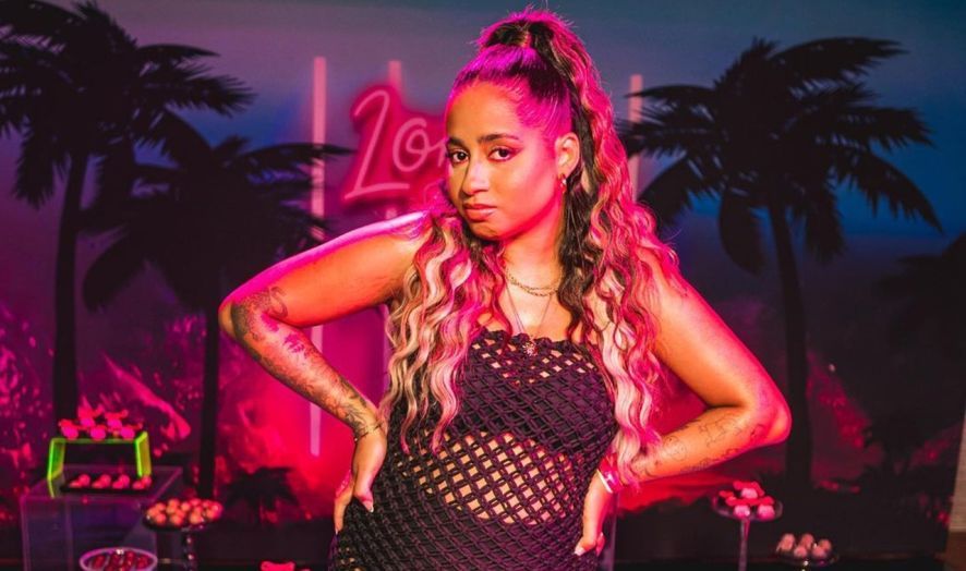 La cantante brasileña de pop MC Loma experimenta dificultades para respirar después de usar un cigarrillo electrónico.