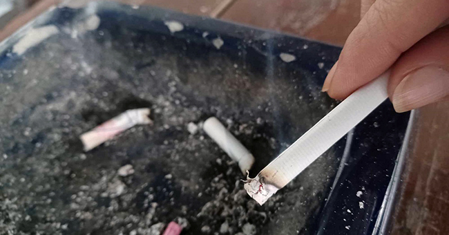 Restaurante de comida rápida rumano multado por permitir fumar en el interior