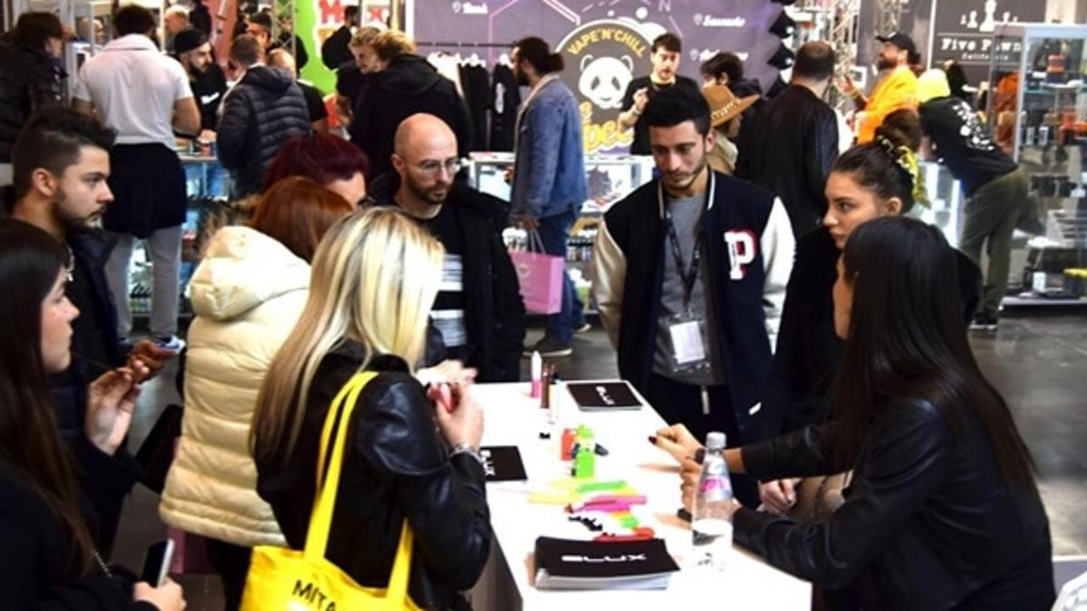 La Policía italiana incauta cigarrillos electrónicos ilegales en una exposición de vaping.