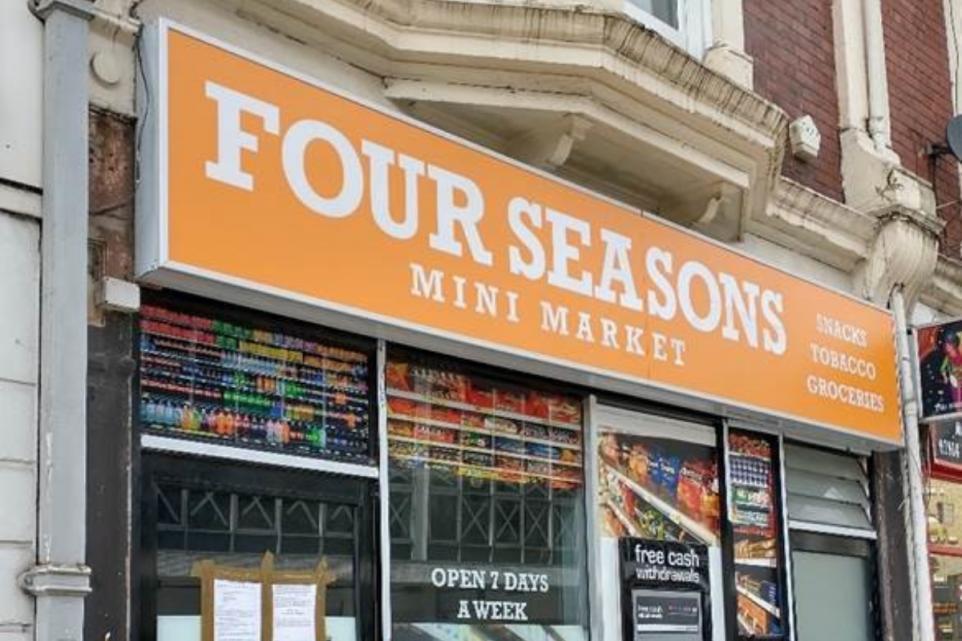 Dueño de una tienda de frutas británica multado por vender cigarrillos electrónicos a menores