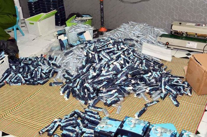 Tendencia creciente de adolescentes que usan cigarrillos electrónicos en Vietnam.