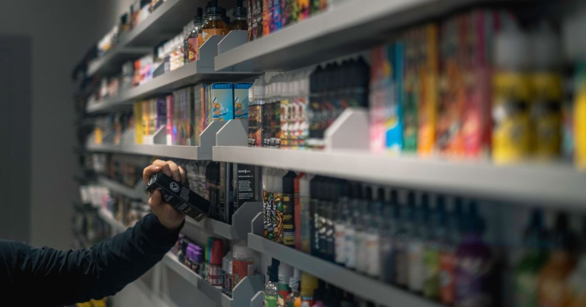 Hombre de Singapur multado por vender productos de tabaco de imitación.