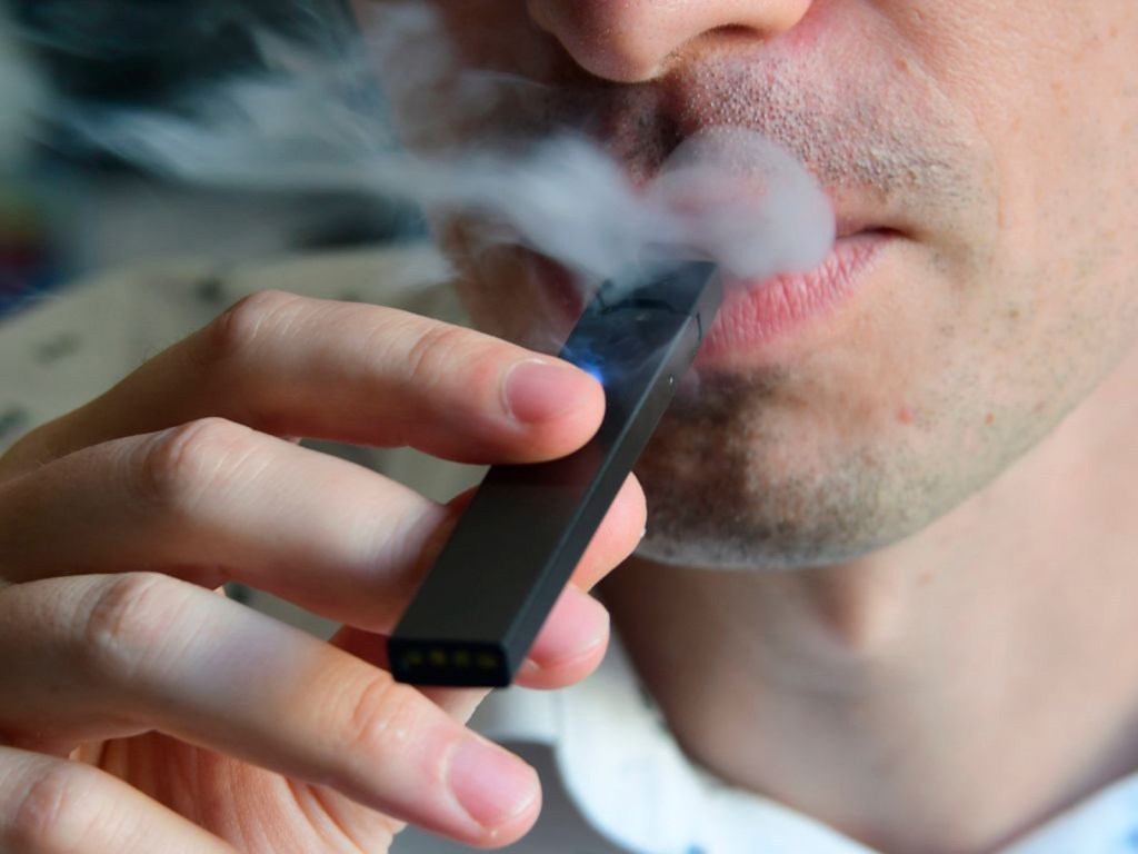 Tres tiendas de tabaco de Bristol son descubiertas vendiendo cigarrillos electrónicos a menores.