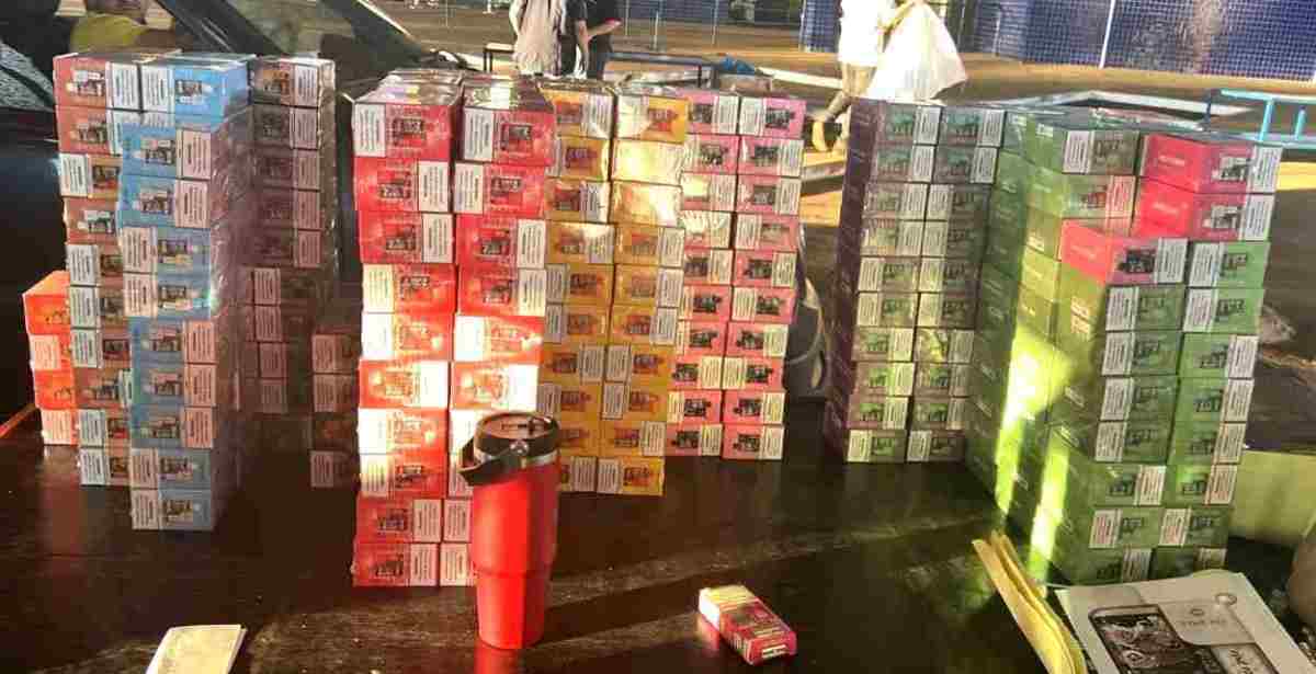 Pareja interceptada en el Puente de la Amistad con 1900 cigarrillos electrónicos.