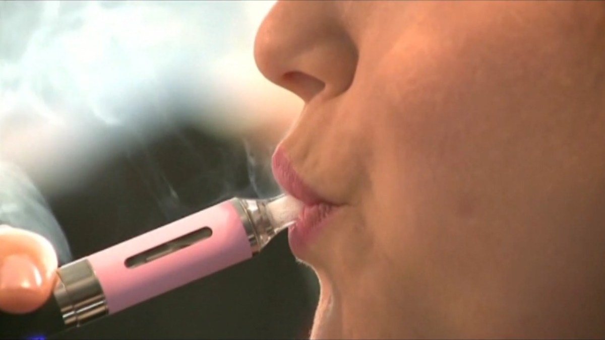 Funcionarios de Texas advierten a los minoristas sobre las sanciones penales por comercializar cigarrillos electrónicos a menores.