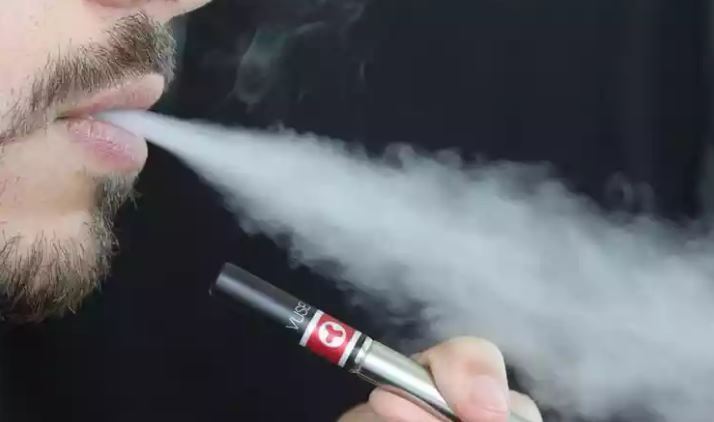 吸电子烟引发严重症状？巴西男子咳血入院一个月