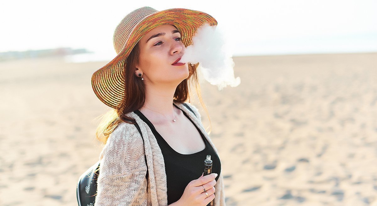 Ampliando las áreas libres de humo y prohibiendo los cigarrillos electrónicos en España.